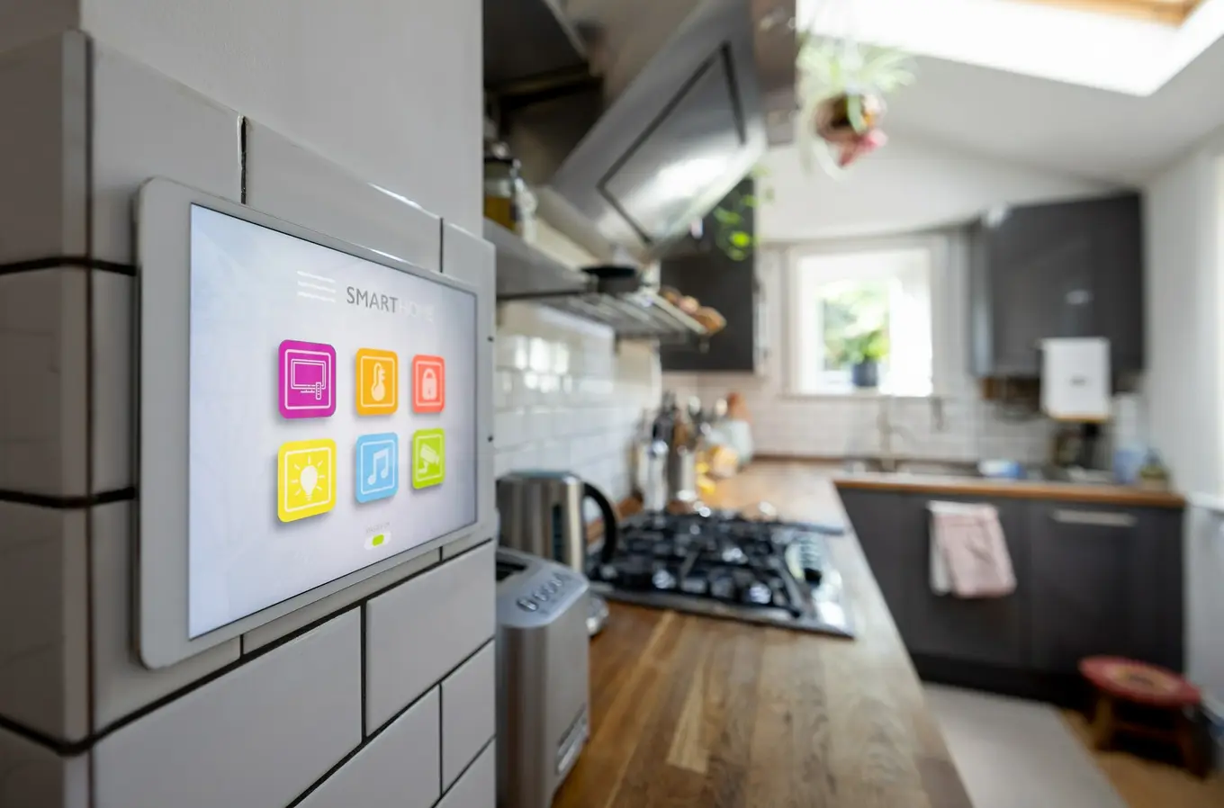 tablet smart home na ścianie w kuchni